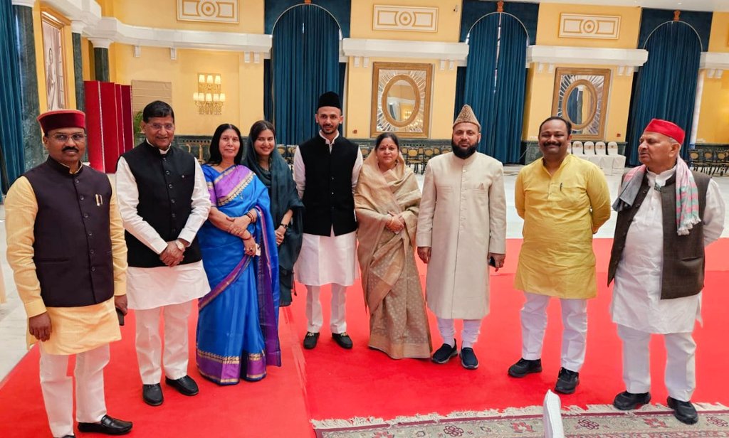 IqraMunawwar_'s tweet photo. राष्ट्रपति भवन में माननीय राष्ट्रपति जी द्वारा ब्रेकफास्ट पर आयोजित कार्यक्रम में उत्तर प्रदेश के साथी सांसदों के साथ सम्मिलित होने का अवसर प्राप्त हुआ। https://t.co/kLiwBhjCad