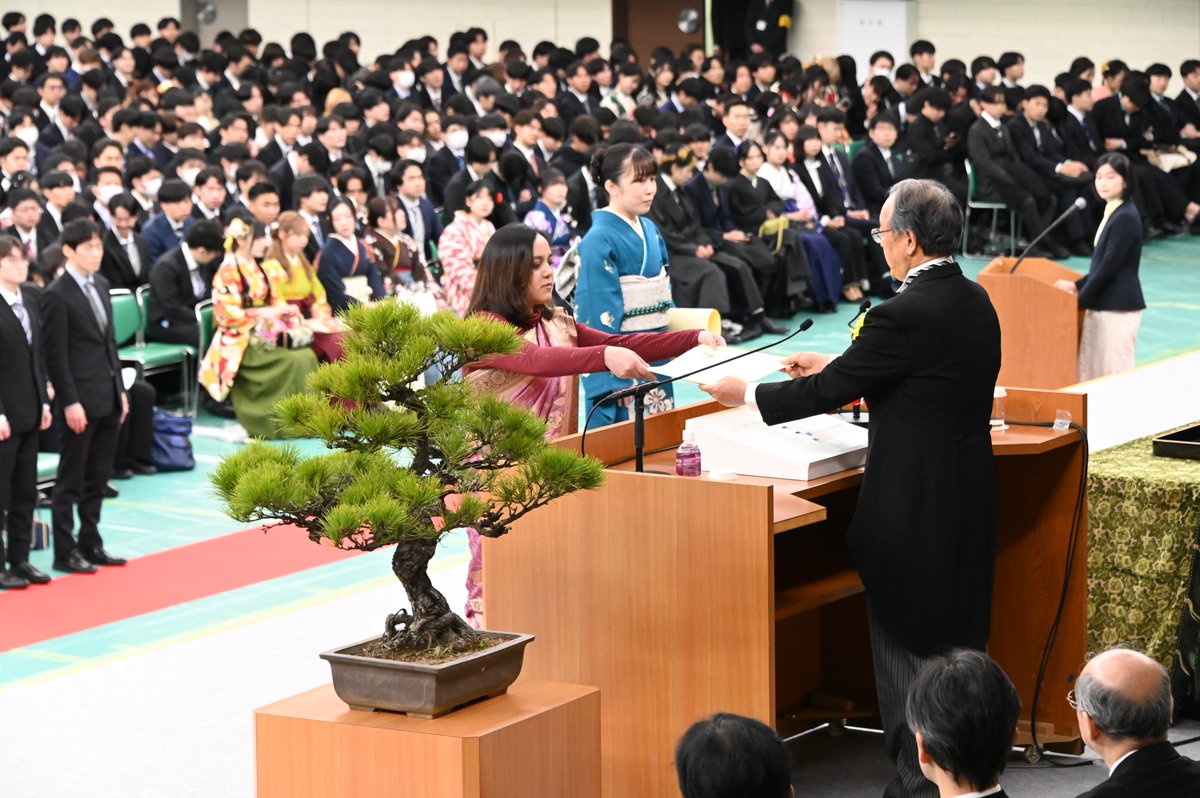 TUS_PR's tweet photo. 🎓2025年度学位記・修了証書授与式を挙行しました。

2026年3月20日（金・祝）、日本武道館（千代田区）で2025年度学位記・修了証書授与式を挙行しました。

開式に先立ち、東京理科大学Ⅰ部文化会管弦楽団による記念演奏があり、その余韻の中、式典が始まりました。
本年度は、学部3,477名、修士課程1,402名、専門職学位課程50名、博士課程（論文博士含む）70名、専攻科5名の計5,004名に学位記･修了証書を授与しました。

役員・来賓からの祝辞や東京理科大学大村賞、東京理科大学奨励賞の授与、卒業生代表からの謝辞があり、式の最後には、東京理科大学アカペラサークルPe☆rappellaの歌唱とともに参列者全員で校歌を斉唱し、閉式となりました。

卒業・修了された皆様、おめでとうございます。
皆様のこれからのご活躍を教職員一同、心からお祈りしております🌸