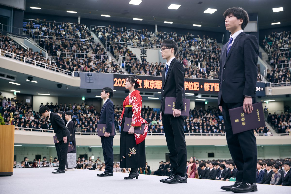 TUS_PR's tweet photo. 🎓2025年度学位記・修了証書授与式を挙行しました。

2026年3月20日（金・祝）、日本武道館（千代田区）で2025年度学位記・修了証書授与式を挙行しました。

開式に先立ち、東京理科大学Ⅰ部文化会管弦楽団による記念演奏があり、その余韻の中、式典が始まりました。
本年度は、学部3,477名、修士課程1,402名、専門職学位課程50名、博士課程（論文博士含む）70名、専攻科5名の計5,004名に学位記･修了証書を授与しました。

役員・来賓からの祝辞や東京理科大学大村賞、東京理科大学奨励賞の授与、卒業生代表からの謝辞があり、式の最後には、東京理科大学アカペラサークルPe☆rappellaの歌唱とともに参列者全員で校歌を斉唱し、閉式となりました。

卒業・修了された皆様、おめでとうございます。
皆様のこれからのご活躍を教職員一同、心からお祈りしております🌸