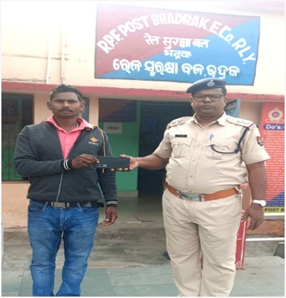 rpf_ecor_kur's tweet photo. Operation Amanat :-On 24.03.2026, On duty officer and staff retrieved OPPO mobile ( Rs 20000/-) from Train No- 15228 Exp at Bhadrak Rly Stn  and the same was handed over to its owner with proper acknowledgement. https://t.co/uCfqWMHB6U