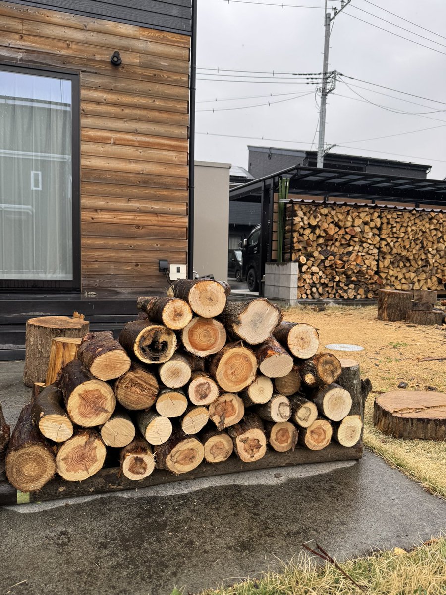 keisuke0437's tweet photo. 檜原村の災害防除で伐採した木を頂いてひたすらに薪作り。切っても切っても、割っても割っても終わらなかったけど、ようやく終わりが見えてきました🔥 https://t.co/zEVSrfZI7S