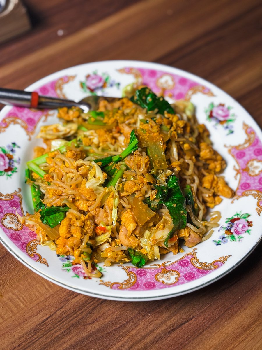 sempro12p's tweet photo. Jadinya gini. Kenyang seharian dengan kandungan :
- kalori : 600kcal
- protein : 60gr
- karbo : 15gr (rendah soalnya pake Shirataki Noodle)
- lemak 30gr https://t.co/g1rUi9RTaE