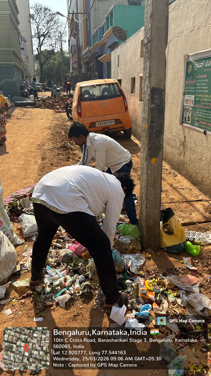 kaatpuche's tweet photo. @swaccha_bbmp @BBMPSWMSplComm @DKShivakumar 
@bbmp_official @BbmpJc @CMofKarnataka @tv9kannada @publictvnews @AsianetNewsSN @DgpKarnataka 
BBMP waste collection staff refused to collect dry waste even though Wednesday is designated for dry waste collection in Bangalore

Meanwhile, several residents are dumping waste on the roadside, which seems to be the only option left instead of repeatedly requesting the staff to collect it.

#cleanbangalore #swachabarath