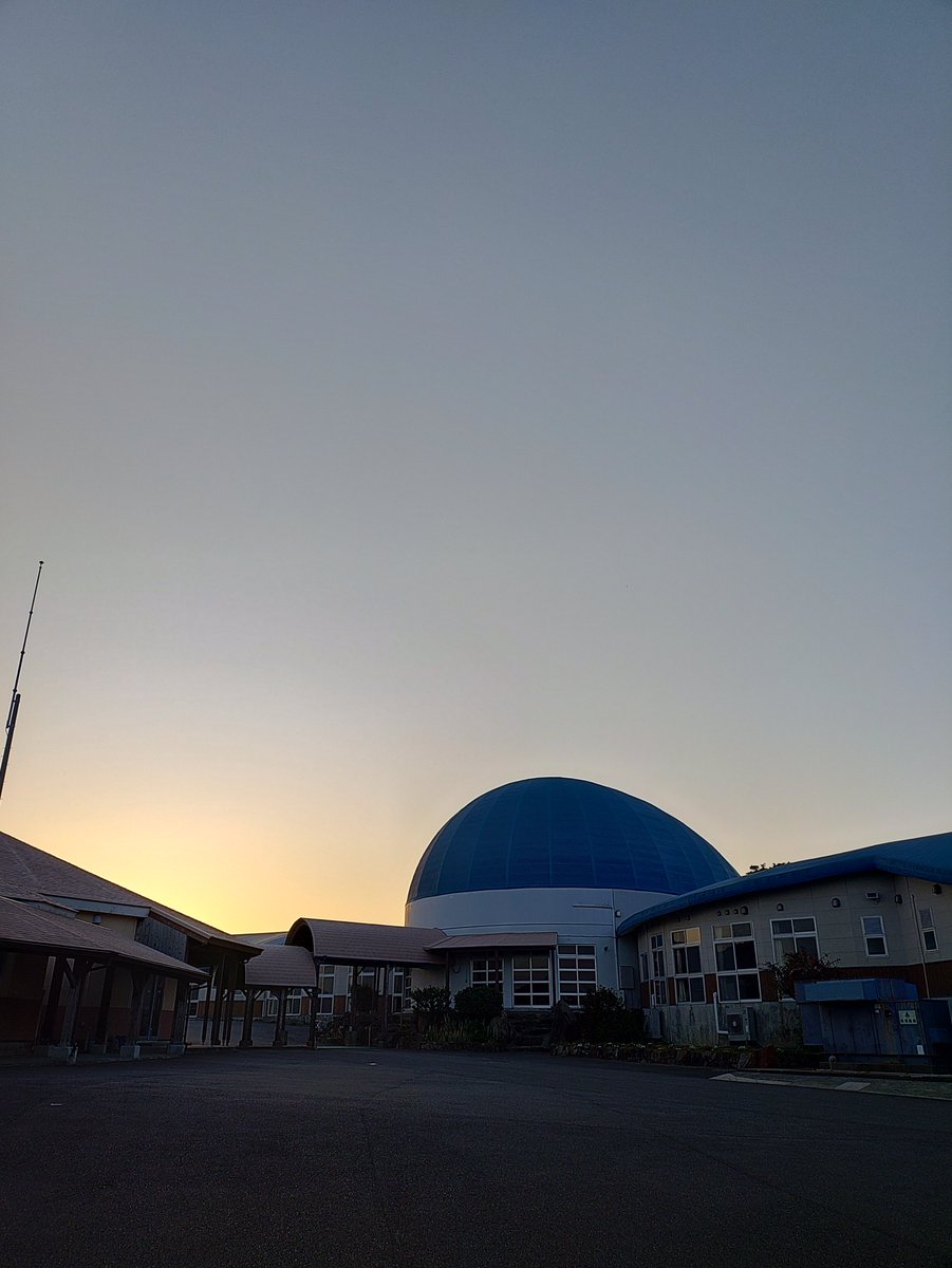ohozora_yaku's tweet photo. おおぞら高校を卒業した皆さん。4月からの新生活、どんな想いで向かってますか。私たちは、いつでもいつまでもみんなの応援団です！立ち止まる時もあるでしょう。ぜひこの屋久島の校舎、みんなが過ごした時間を思い出してください！
#おおぞら高校 ＃屋久島おおぞら高校 ＃おおぞら高等学院 ＃屋久島 https://t.co/Vyi3nMzVZr