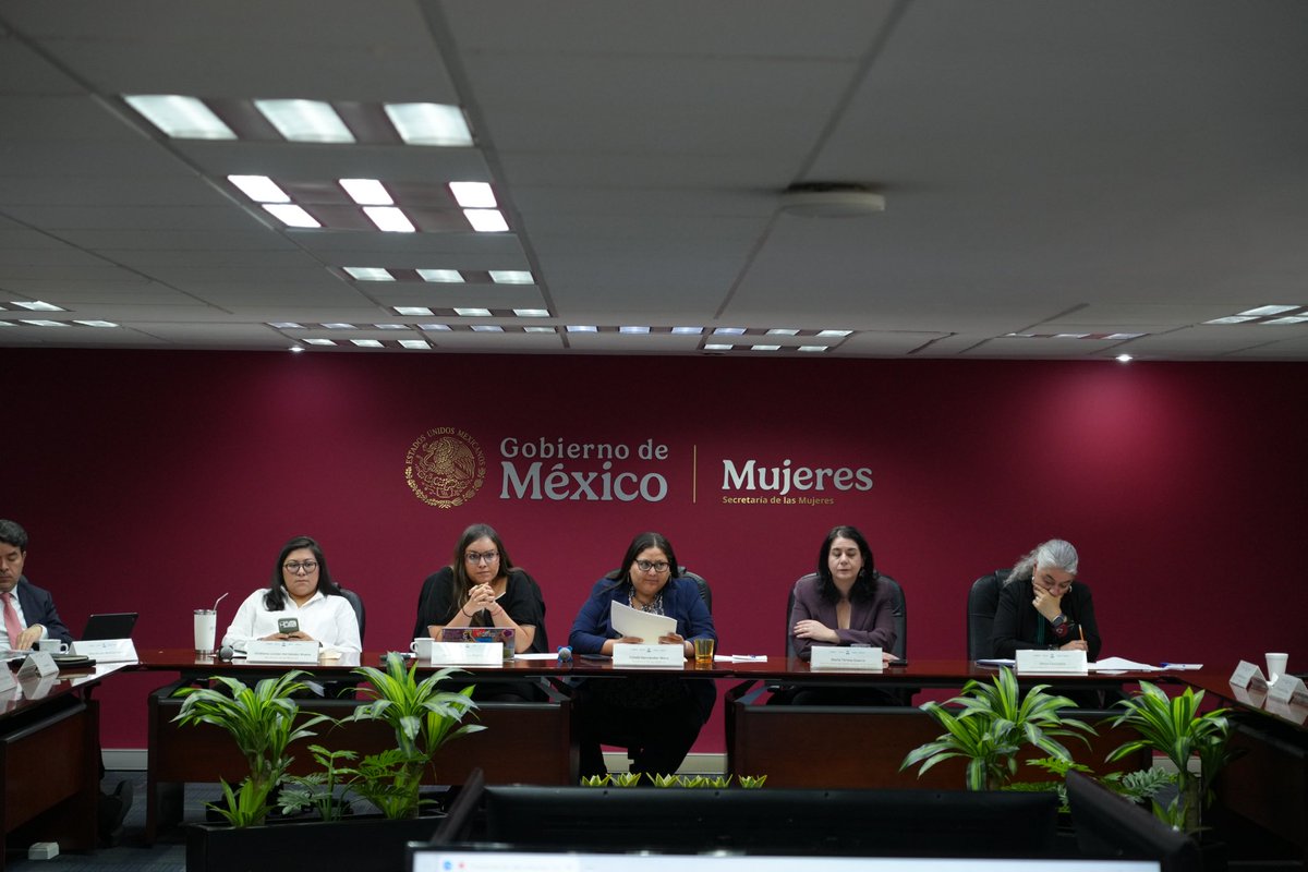 mujeresgobmx's tweet photo. La #SecretaríaDeLasMujeres en colaboración con @ONUMujeresMX, @cepal_onu y el @INEGI_INFORMA, presentan la publicación de la Agenda 2030 para el Desarrollo Sostenible y la Agenda Regional de Género en América Latina y el Caribe: indicadores de género de México a 2025, este informe conjunto permite medir avances, identificar desafíos y orientar la toma de decisiones. 

La articulación entre organismos internacionales y el Estado mexicano consolida herramientas clave para garantizar los derechos de mujeres, adolescentes y niñas en toda su diversidad.

Revisa más información en el boletín: https://t.co/pdQ4kATdWe
