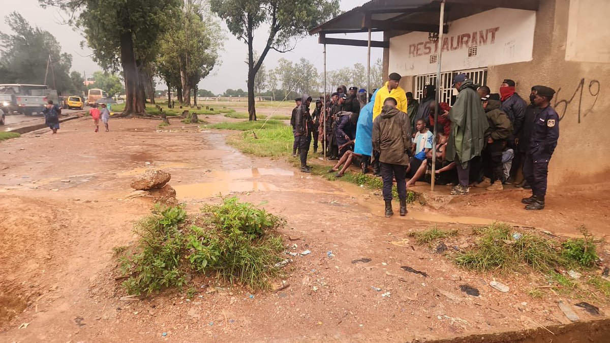 mulingati's tweet photo. 🚨Haut-Katanga : près de vingt présumés criminels interpellés à Lubumbashi 

Ces individus ont été appréhendés lors d’une opération de bouclage ciblé, menée par la Police Nationale Congolaise (PNC) dans la commune de la Kenya. 

Selon le commissaire divisionnaire Blaise Kilimbalimba, Commissaire Provincial de la PNC,deux quartiers réputés criminogènes ont été visés par cette intervention, laquelle s'est déroulée sous la pluie ce mercredi matin.

Placée sous le haut patronage du gouverneur de province bien que ce dernier soit actuellement en mission dans l’ex-Grand Bandundu pour la 13e Conférence des gouverneurs ,cette opération vise à rassurer la population haut-katangaise quant à la sécurisation des personnes et de leurs biens.#Sécurité @Diasporakatanga @Interieur_RDC @comgenpnc @shabani_lukoo