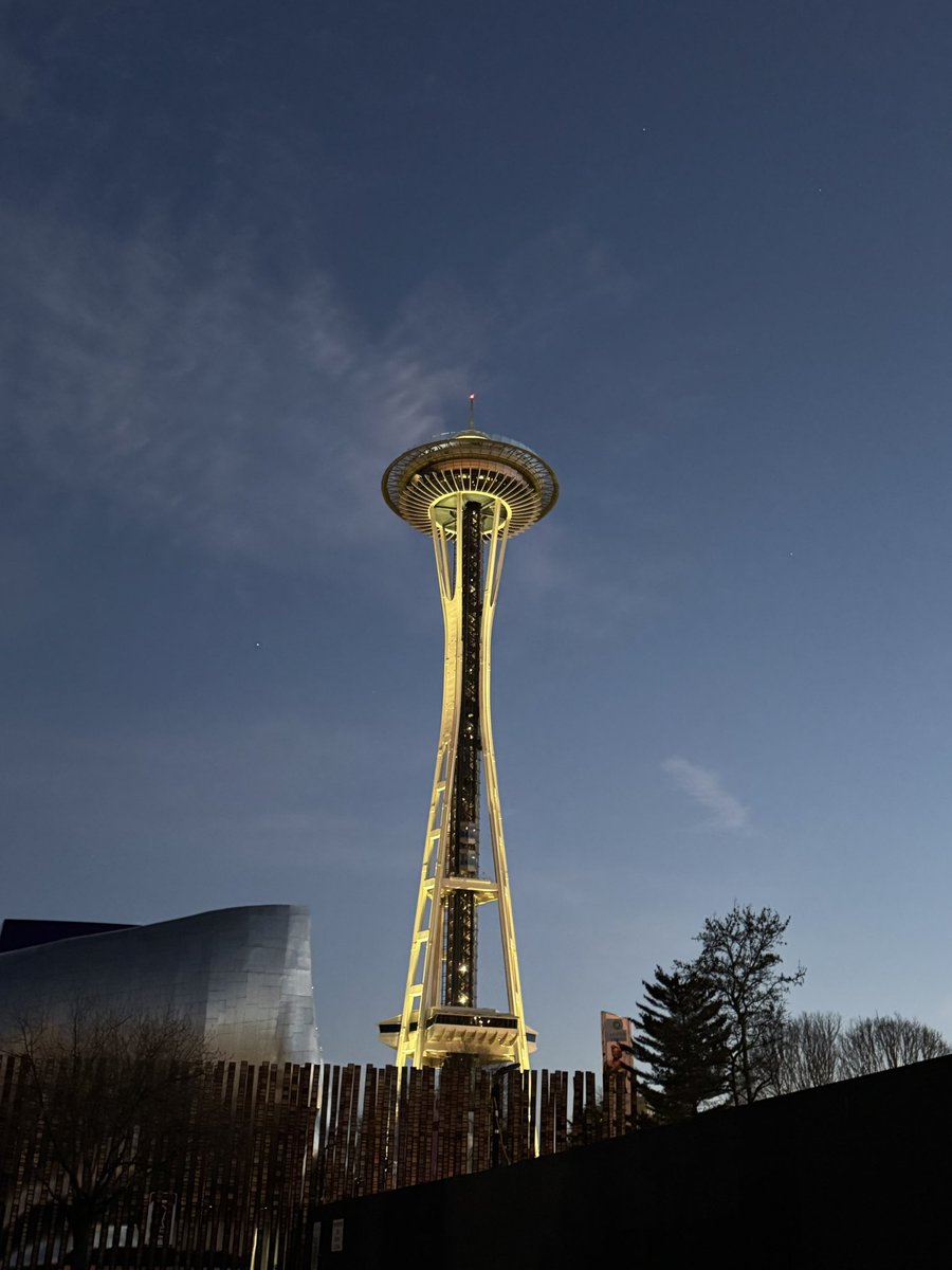 TrueSpaceNeedle's tweet photo. Daylight saving hits and suddenly everyone’s chasing golden hour like it’s a new feature…

Space Needle: been in beta since 1962, still outperforming 💅✨ https://t.co/A4JFF7x8vx