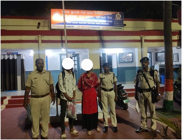 rpf_ecor_kur's tweet photo. Operation RailPrahari:-On 24.03.2026 information from LPS Barang regarding the kidnapping girl namely- Sabnam Begam (17yrs) from T. No. 18046, RPF traced and recovered accused  along with girls from  rear GS coach. Both were handed over to LPS Barang with proper acknowledgment https://t.co/2JL5mIN2Ds