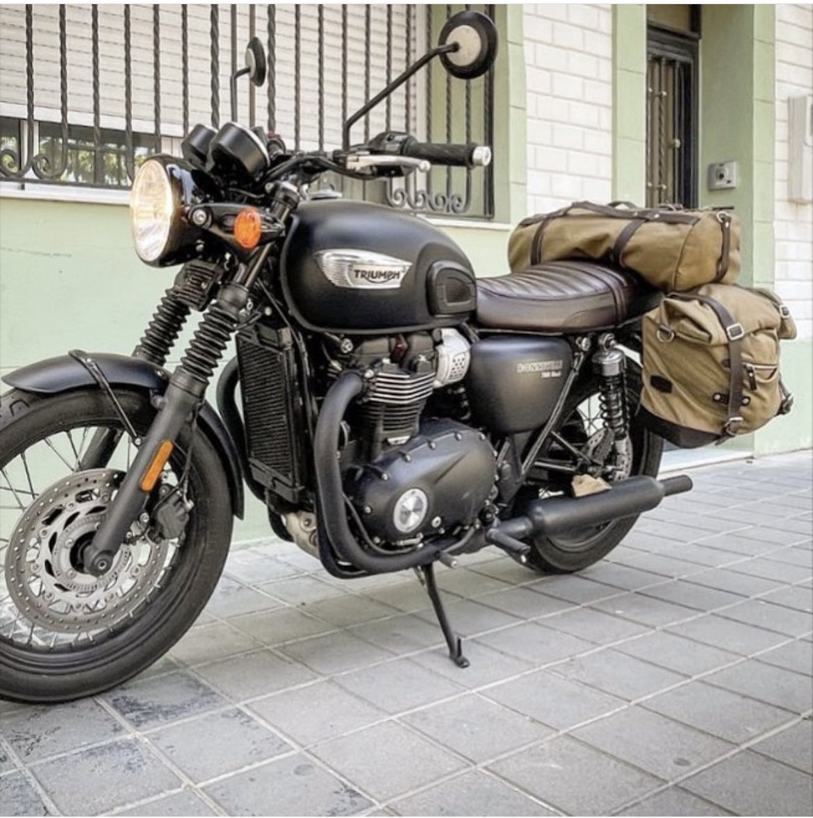 lapoderosa_jp's tweet photo. 完売していたボンネビル用ブラケット再入荷しました。
T100とT120共用となります。
2026年モデルのT120にも適合しますよ！ https://t.co/teTRGjM8HZ