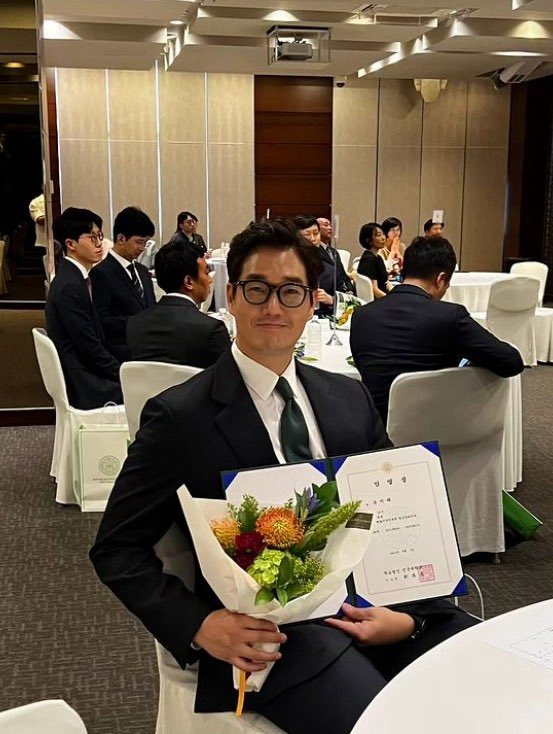 oziloversclub's tweet photo. 유지태 23년도에 전임교수 됐는데 26년도에 학과장이라는 거잖아 . . .  이거 완전 교수콤 https://t.co/IblxH0RuAI