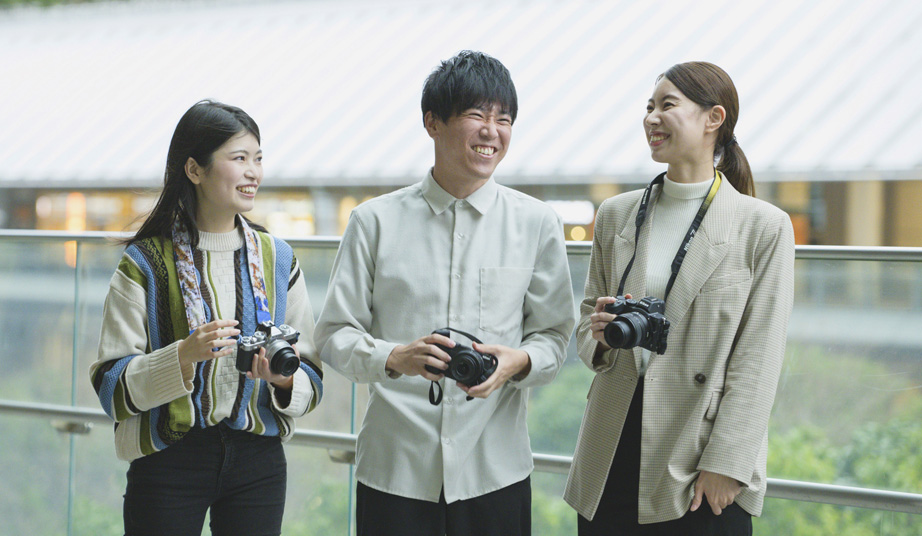 NikonRecruit's tweet photo. ／
どんな服装で働いているの？🤔
＼

ビジネスカジュアルを推奨！
TPOには合わせますが、Tシャツやジーンズ、
スニーカーの社員も多数います👕👖👟

自分らしく、
快適に動きやすい服装でお仕事しています😊 https://t.co/973FZnbLFe