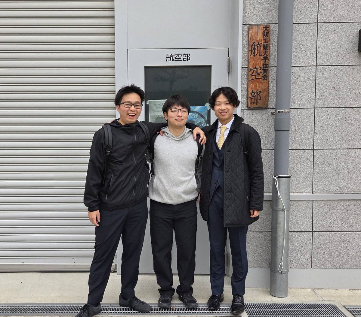 oit_kouku's tweet photo. 本日は卒業証書授与式！🎉
同期でパシャリ📷
社会人の由良さんもお祝いに来ていただきました！
重松さんは卒業4日前まで吉井川で空を飛び最後まで空を楽しまれました！
社会人になってもたくさん飛んでくださいね〜！❤️

#大阪工業大学
#航空部 https://t.co/9KGmHuQLFA