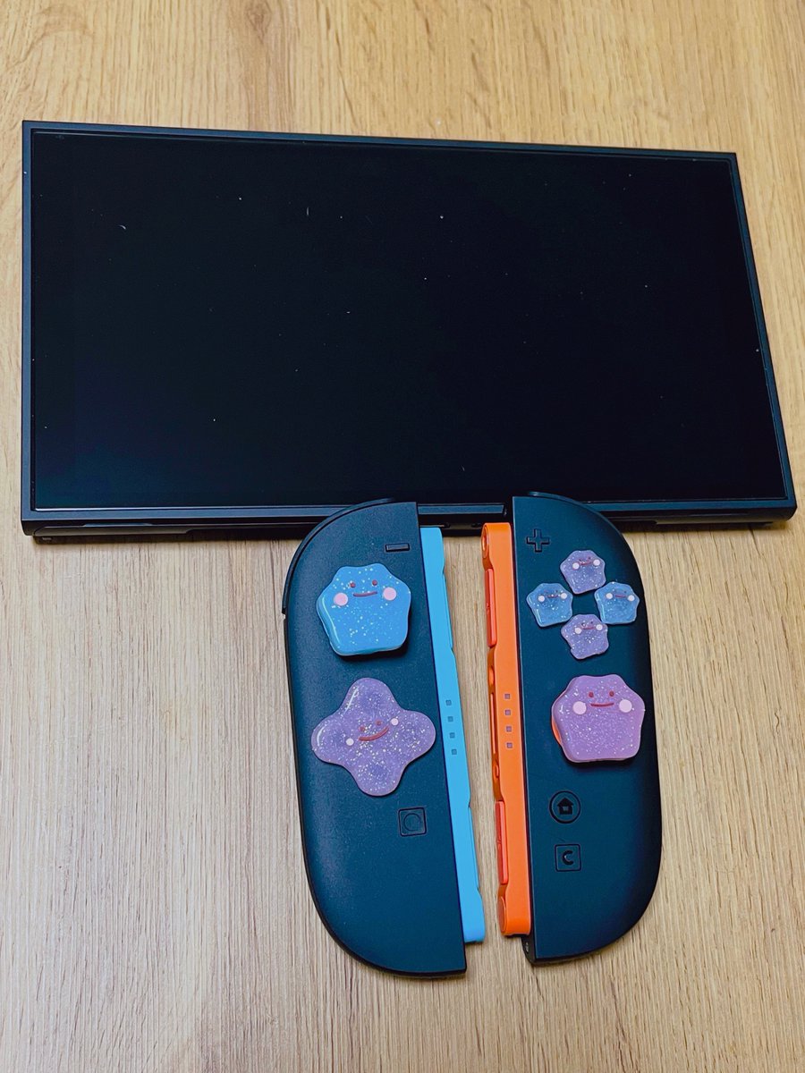 kmt_rbk's tweet photo. ぽこあしてると時間は溶けるし家出たくなくなる🎮
超かわいいメタモンくっつけたのに死ぬほどBボタン押しづらい🥲でもとらない💢 https://t.co/nAB4WkUvSW