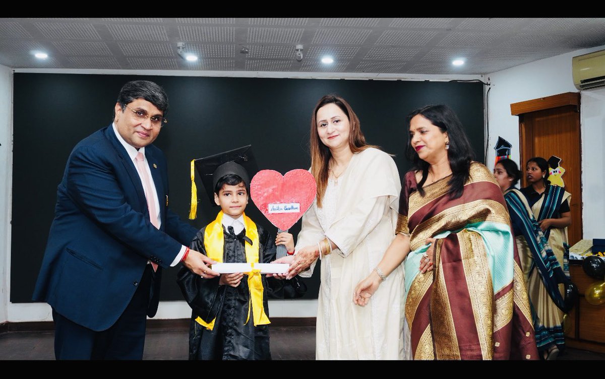 AnissaNabi1's tweet image. Loved to hand over degrees to little graduates who have eyes filled with dreams and heart full of aspirations. They have a world to conquer with their confidence &amp;amp; courage. #graduationday of RRL High school at CSIR IIIM. 
@rahulramsahai
 Little achievements count a lot.