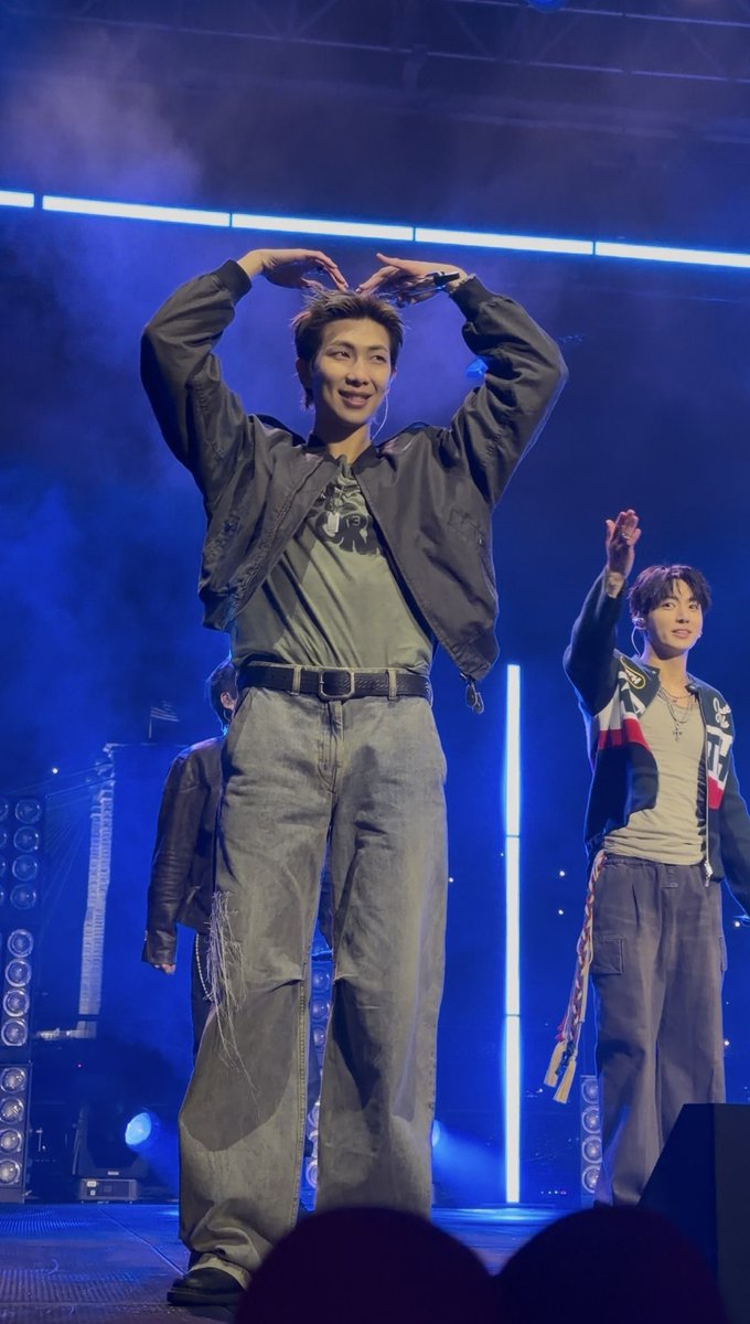 leslie⁷ IS SEEING BTS tweet media