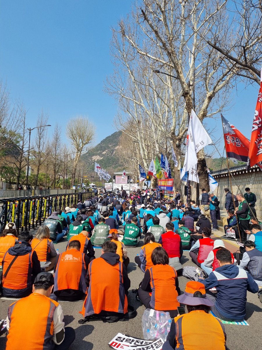 demodang's tweet photo. 청와대 앞에서 '침략전쟁 규탄, 파병 반대 민주노총 결의대회' 중이다. 우린 전쟁의 참상을 겪은 휴전국이다. 휴전협정을 평화협정으로  바꾸고 싶어 하는 나라가 미국의 침략전쟁에 파병하는 건 언어도단이다. 꿈도 꾸지 마라. 반전 평화, 파병 반대! https://t.co/YgEEA4orFn