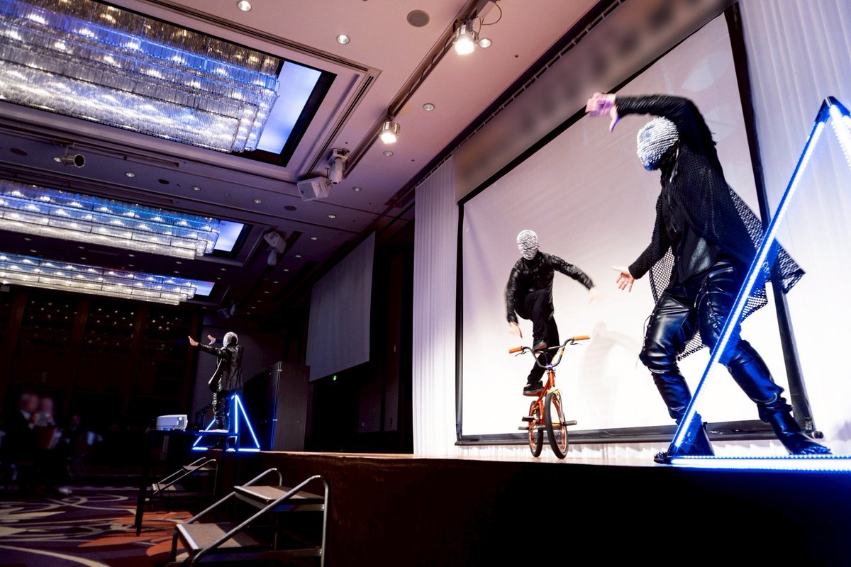 maskedshowman's tweet image. 【MASKED SHOWMAN】
ホテルクレメント徳島で行われた企業様 記念式典にてパフォーマンスショー🔥

今回はマスクドMCも加わり、LEDパフォーマンスやBMXなどバラエティに富んだSHOW TIMEでした⚡️

#MASKEDSHOWMAN
#マスクドショーマン
#LEDperformance
#LEDパフォーマンス