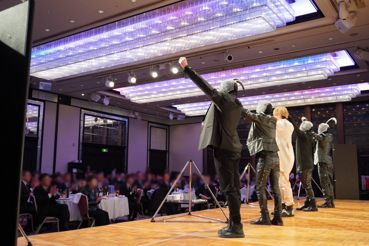 maskedshowman's tweet image. 【MASKED SHOWMAN】
ホテルクレメント徳島で行われた企業様 記念式典にてパフォーマンスショー🔥

今回はマスクドMCも加わり、LEDパフォーマンスやBMXなどバラエティに富んだSHOW TIMEでした⚡️

#MASKEDSHOWMAN
#マスクドショーマン
#LEDperformance
#LEDパフォーマンス