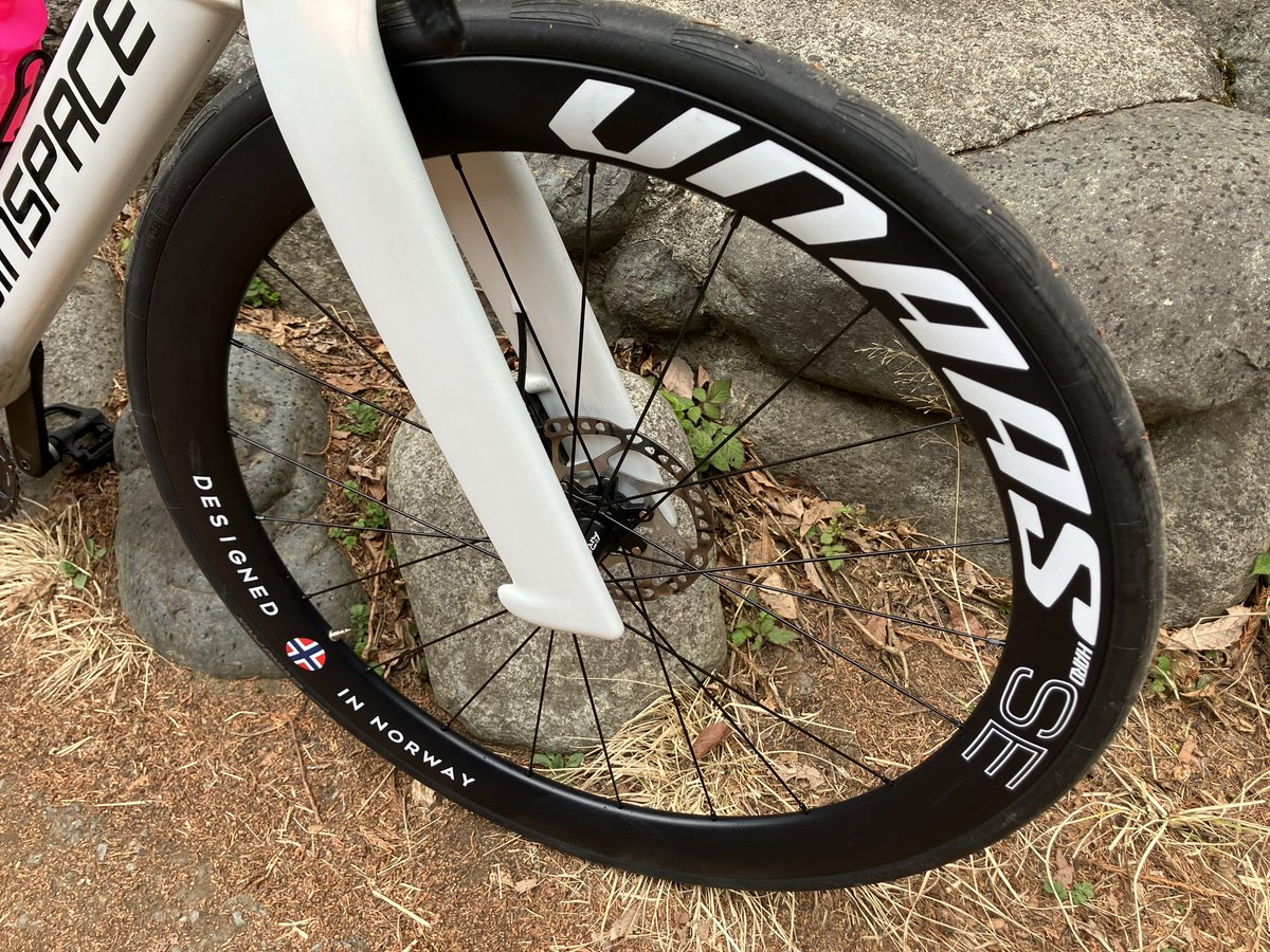 hata_road's tweet photo. 今日はUNAAS HARD SEを試しに和田峠へ

定価98,000円、1,580gのエントリーカーボンホイール

スペック以上に漕ぎ出しが軽く、リム自体の重量は軽いと推測。その分、剛性自体は控えめでアルミホイールからのステップアップにマッチしそうなホイールでした💪

#WINSPACE #M6 #UNAAS #ウナス https://t.co/83vf3iWXNf
