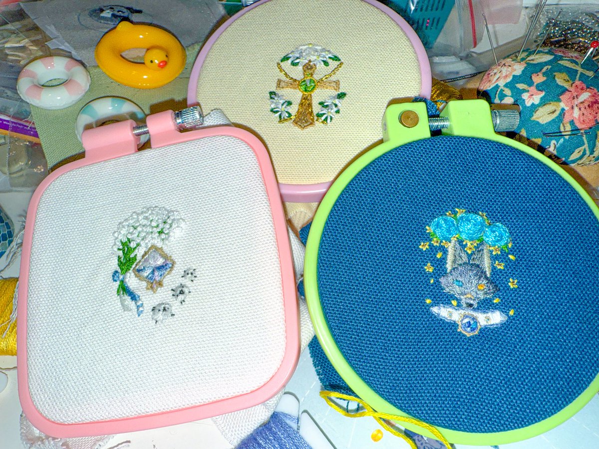 rabbity1491's tweet photo. 新品製作中！
這次以眷屬寶石和花為中心做刺繡胸針
還有新世界小動物🥰

#刺繡 #新世界狂歡FA https://t.co/90Ss0uPDNu
