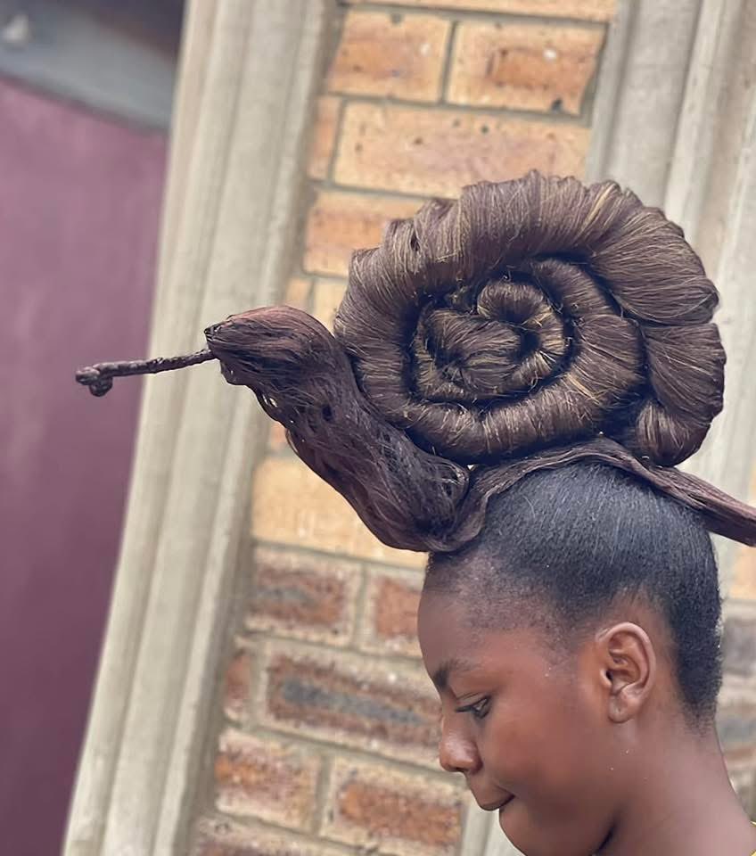She created a snail-inspired hairstyle. Creativity at its finest. 🐌🔥