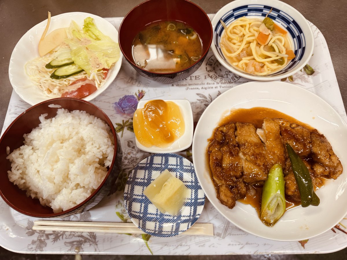 manganomusi1's tweet photo. 今日の定食は鶏の照り焼きです https://t.co/A2fOngYDN3