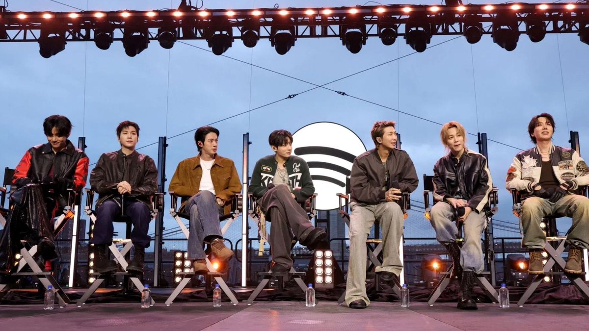 SKPopCulture's tweet photo. “It’s not his job” - Fans back BTS’ RM for calling out a translator over not translating Jimin’s full answer at Spotify’s SWIMSIDE event https://t.co/TBqxka14bj https://t.co/xKF7nXvdSF