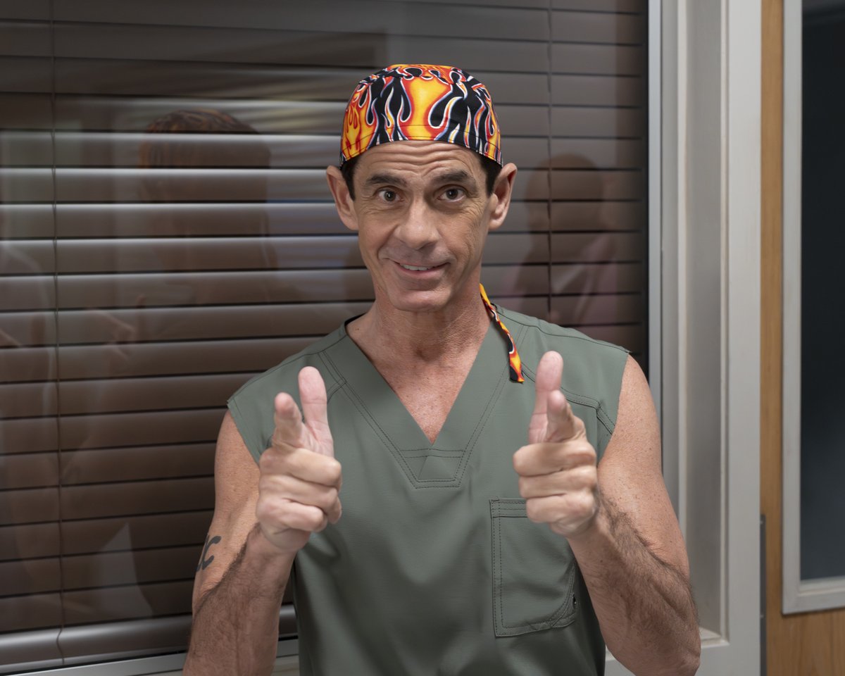 New episode of #Scrubs starts now five! 🖐️