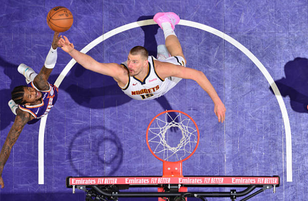 🏀#NBA #DatoGEB

¡Con remontada!

Triple-doble 193° de Nikola Jokic en NBA.

Marcador Final

(45-28) @Nuggets 125 - 123 <a href="/Suns/">Phoenix Suns</a> (40-33)

Puntos
DEN: N Jokic 23 / PHO: Booker 22
Rebotes
DEN: N Jokic 17 / PHO: Goodwin 8
Asistencias
DEN: N Jokic 17 / PHO: Booker 8