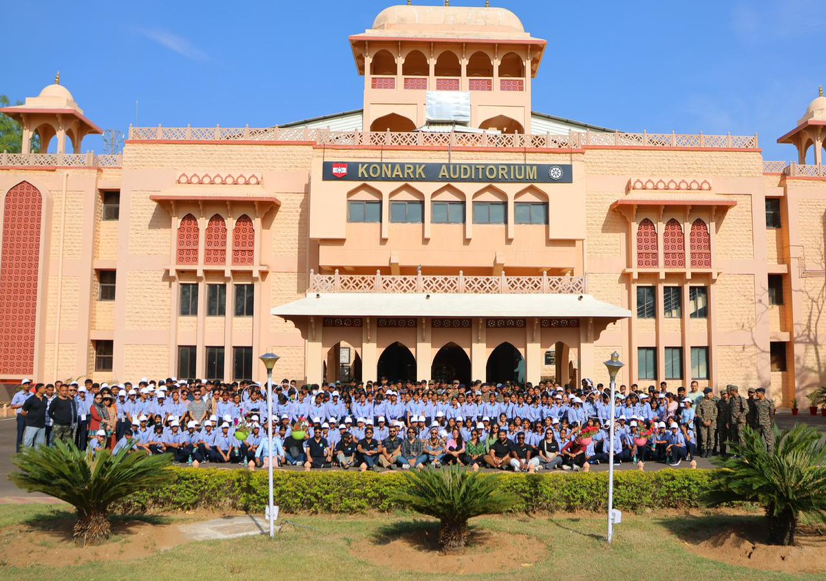 KonarkCorps's tweet photo. "Inspiring Young Minds & Shaping the Future"
#BlazingSkiesBrigade under the aegis of #KonarkCorps conducted an engaging #KnowYourArmy event for 350 students & staff of 'Vidyagyan Leadership Academy', at #Jodhpur Military Station.
The event entailed an insightful session on diverse entry schemes into #IndianArmy followed by a Weapon-Equipment Display highlighting the Indian Army’s cutting-edge capabilities & technological prowess — motivating young minds to join the Indian Armed Forces, true to the ethos of #NationFirst.
@adgpi
@IaSouthern
@PRODefPune
@PRODefRjsthn