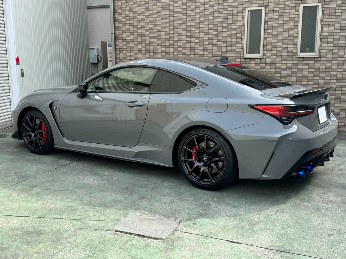 LEMS_JP's tweet image. 【T様 RCF】

ファイナルエディションにチタンマフラーを装着🧑‍🔧
カーバイドグレーにチタングラデーションが美しく映えます✨
低回転は心地よい低音、高回転では伸びやかなサウンドに♪

T様、この度はご来店誠にありがとうございました。

#LEMS #icode #RCF #LEXUS #チタンマフラー