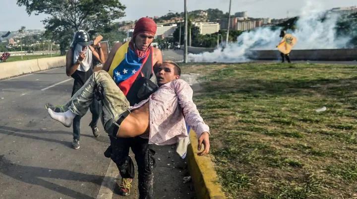 TKirin291's tweet photo. @Robe_SanBlas @Vivilight55 Sí y no, ésos salvadores extranjeros son meras herramientas para un fin dado a que es imposible liberarnos por nuestros propios medios.

Y qué le decía Zapatero a las madres de los presos políticos? "Nooo ¿Qué pasará con mis minas de oro?" Desgraciado animal e insensible. https://t.co/Bbg29K90O3