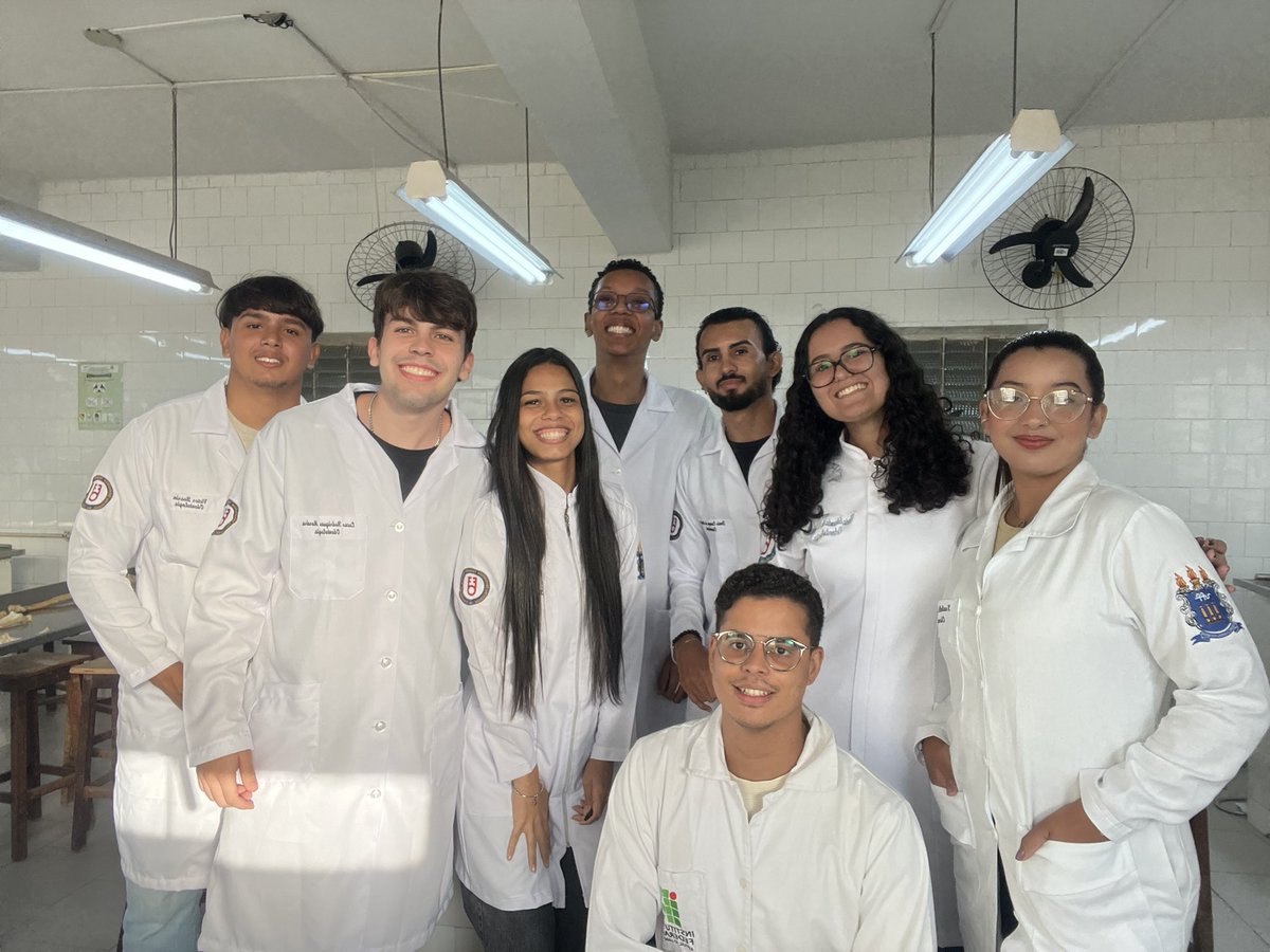 bebelamedd's tweet photo. olhem a fotinha q tirei ontem com meus amgs da faculdade. To tão flz, n achei q faria amgs tão rápido🥹🩷 https://t.co/XsjwgZowzg