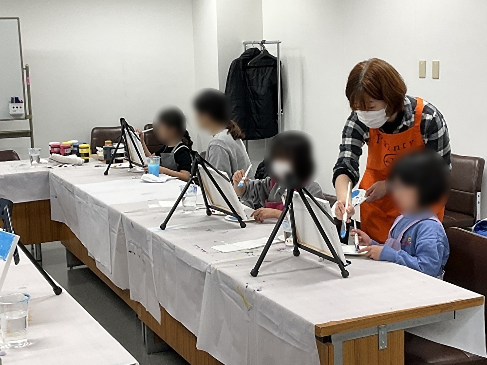 3月21日、「はじめて えびなート倶楽部 ～新たな自分に出会うものづくり～”アクリル画講座”」を開催しました。
先生の指導を仰ぎながら、「モネの睡蓮」の彩色を楽しんでいただきました🍃
本年度の講座は今回で最終回となります。
ご参加いただきまして、ありがとうございました✨