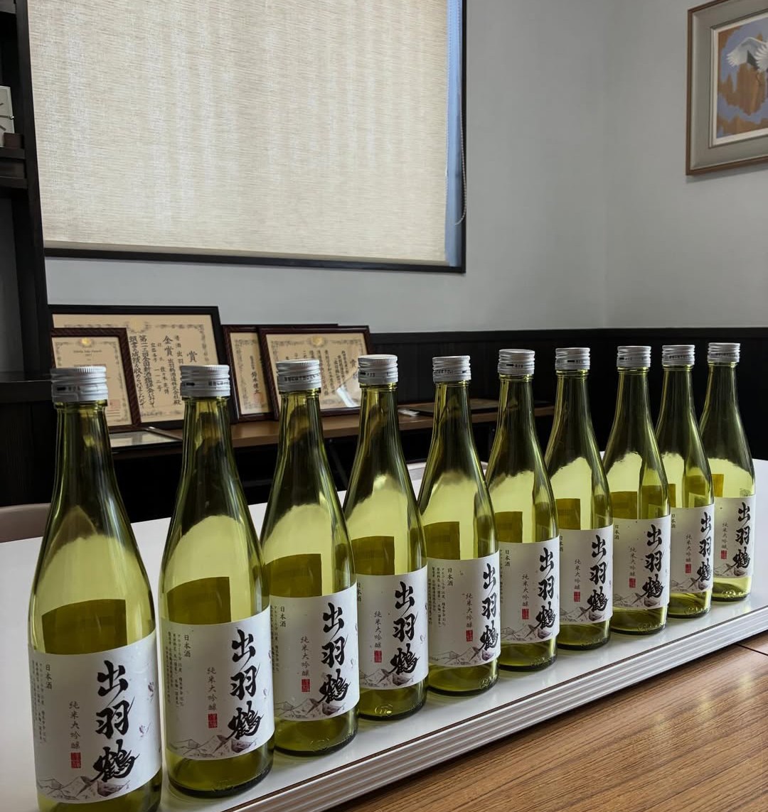 aonoyoshiko's tweet photo. 画像お借りしております🍶
全国新酒鑑評会での、良いご報告を楽しみにしております✨️
筆文字を大切に使っていただいて、
とても嬉しいです☺️
#出羽鶴
#出羽鶴酒造
#秋田清酒
#日本酒
#筆文字
#あおのよしこ https://t.co/2xI5JeRs0D