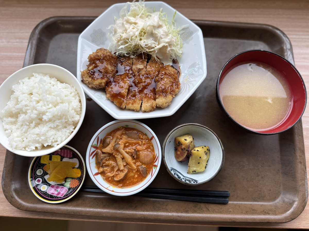 ch_sorairo's tweet photo. 昨日の昼メシ、豚カツ定食🐷🐖 https://t.co/A5xfLZ4T40