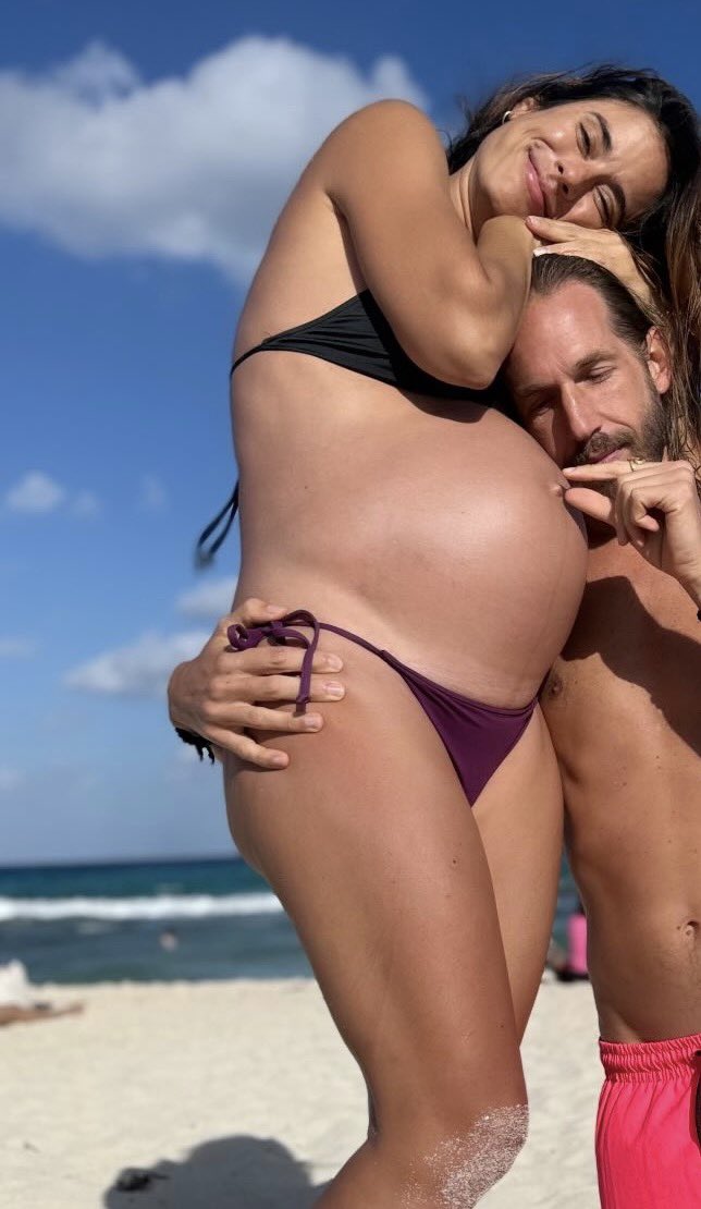 Miren esa barrigona tan hermosa, ese pollo está grande 🐣❤️