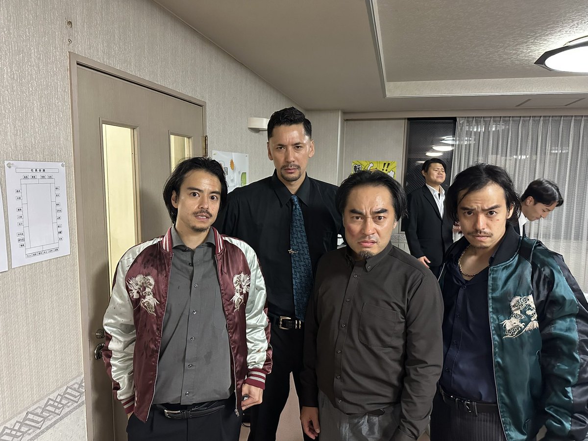 shinahiro426's tweet photo. マトリと狂犬
最終話までご覧いただき毎週オンエアの日は盛り上げてくれて、この作品を愛していただきありがとうございました。

原作を読ませていただいた時、最終話のエピソードと展開が好きで、だけど地上波で深夜帯の予算で実写化。最終話という１つの区切りの気持ちよさと続編に繋げられるラスト。『これは難しい』と思いました。これが実現出来たのは本当にスタッフ全員が力を合わせて実現するために全力で動いてくれたおかげです。
オープニング曲オレンジスパイニクラブのburaはドラマが始まる高揚感が最高で、最終話のエンディングの編集はGeroさんのイノチゲズリがハマり過ぎて本当に感謝しました。
やっていることは派手なのに予算と時間に限りのある現場が空気の良い空間になったのは初主演にも関わらずほんわかとした空気で現場をまとめて無茶な要求にも笑顔で応えてくった西畑大吾くん。
めちゃくちゃストイックで、それを見せびらかすわけでもなく背中で引っ張ってくれた細田善彦くん。難しい長台詞も長いアクションも涼しい顔でさらりとこなしてしまう向井理くん。
そして
松原努：平埜生成
新庄丈：木村祐一
灰沼太一：少路勇介
青島遥：山谷花純
稲葉瑛二：山下永玖
杉原葵：森田想
加藤響：九条ジョー
永田紀明：趙珉和
佐伯竜：深水元基
鬼塚桃蔵：本宮泰風
をはじめ全てのキャストが個性的なキャラクターを体当たりな演技で実現してくれました。
原作の田島隆先生とマサシ先生は脚本制作から打合せにお付き合いいただき、役者としても登場、宣伝まで積極的に参加していただき本当にありがとうございました。

ファンのみなさんの想い。スタッフと役者の頑張りに答え。
マトリと狂犬シーズン2をみなさんにお届けできるように品川祐も全力を尽くします。

もし良ければまだ見ていない方も、すでに何度も見た方も1話から一気見するとまた新しい発見もあるかと思いますので是非もう一度ご覧ください。→Netflix

#西畑大吾　
#細田善彦
#向井理　ほか
監督：品川ヒロシ 松下洋平
脚本：服部隆 品川ヒロシ
脚本監修：田島隆
