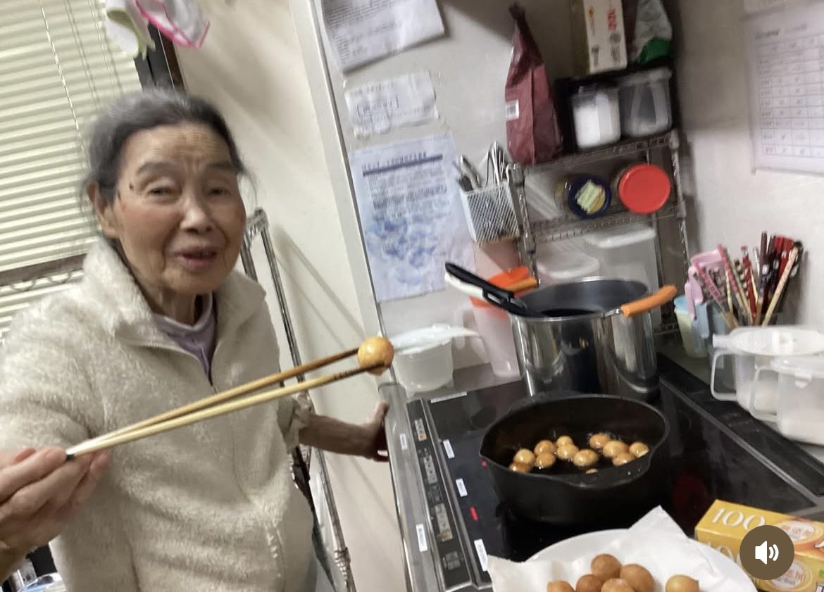 #グループホーム #はなの路 で
いなり寿司とドーナツづくりをしました！

「こうやるのよ」と手際よく進めてくださったり、生地をこねたり、揚げたてを味見したり…♪

「美味しいね！」の一言と笑顔が何よりのご馳走です😊日々を大切に過ごしています。

開成町延沢685-1
☎︎ 0465803221（総合窓口）