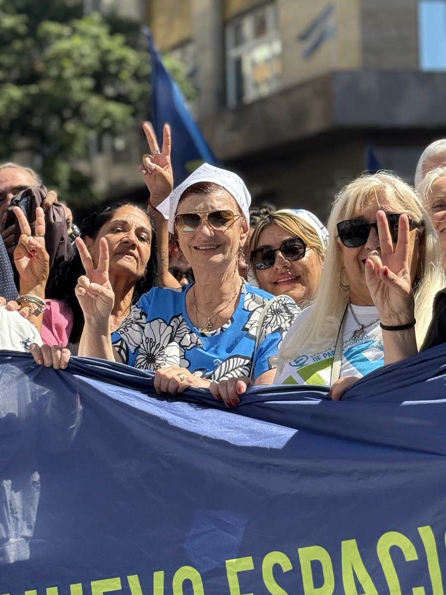 Kelly Olmos tweet media