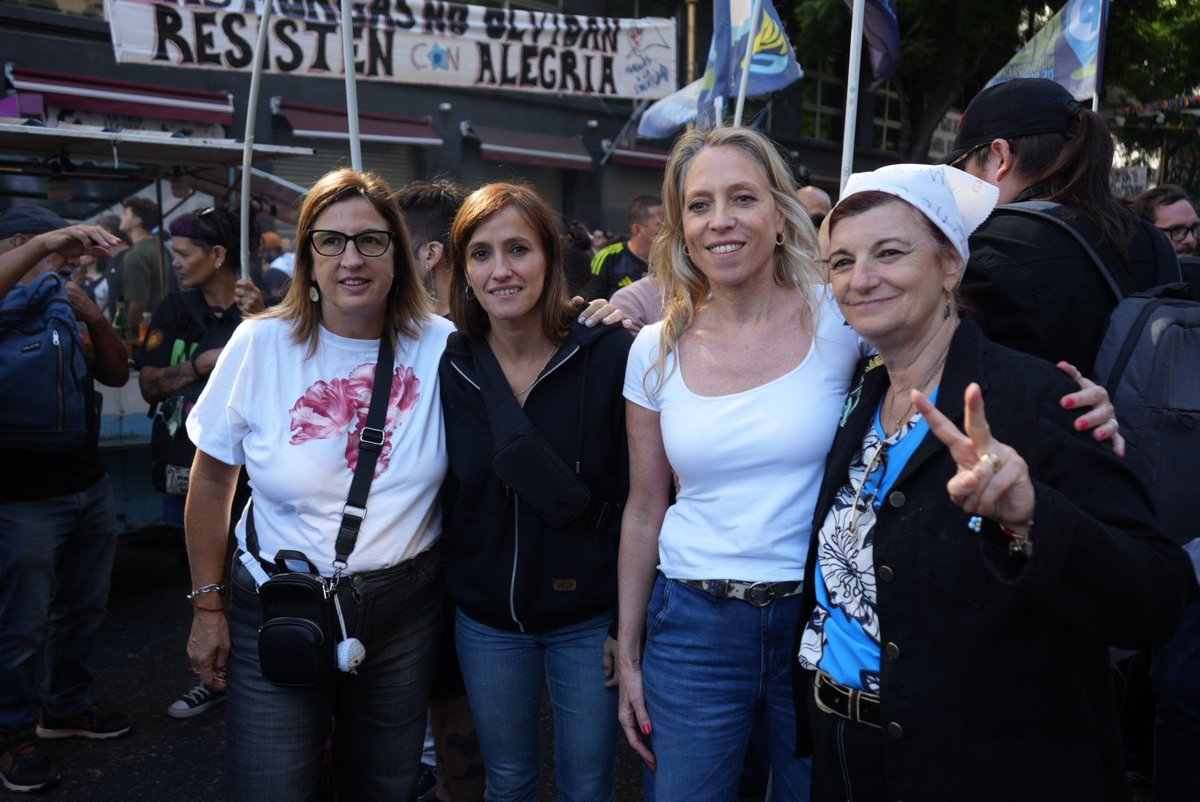 Kelly Olmos tweet media