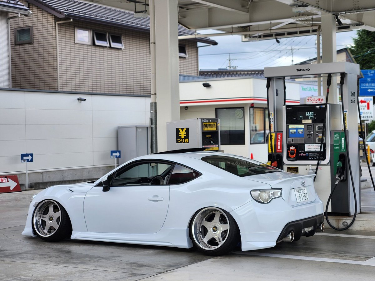 こばやん tweet media