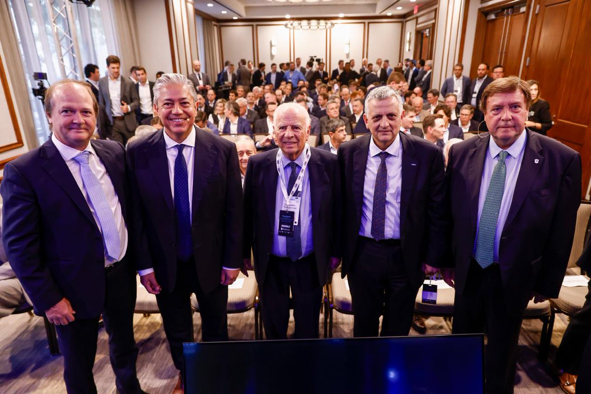 HoracioMarin_ok's tweet photo. LA ENERGÍA ARGENTINA SE PROYECTA AL MUNDO

Estuve en el “Vaca Muerta: CEOs & The Strategic Outlook”, en Houston, junto a autoridades y referentes del sector energético argentino y líderes del sector petrolero de Texas, para seguir posicionando a la formación no convencional como motor de desarrollo.

En un contexto global complejo, nuestro país tiene muchas ventajas: sin conflictos bélicos, con recursos estratégicos y con potencial para consolidarse como un proveedor confiable de energía.

Con el trabajo articulado del Gobierno nacional y las provincias productoras, especialmente Neuquén y Río Negro, el desafío es claro: generar las condiciones que nos permitan estar a la altura de esa oportunidad.

#YPF #EnergíaArgentina #YPFClaseMundial #VacaMuerta