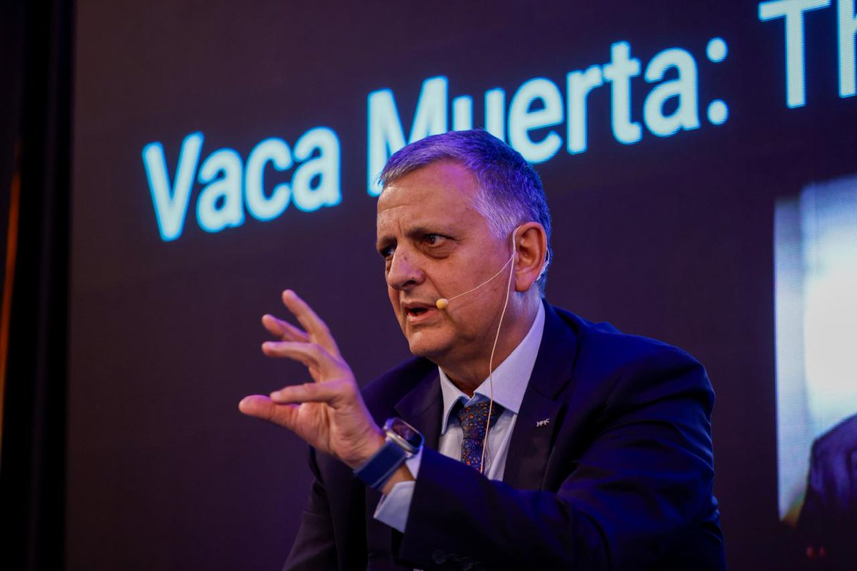 HoracioMarin_ok's tweet photo. LA ENERGÍA ARGENTINA SE PROYECTA AL MUNDO

Estuve en el “Vaca Muerta: CEOs & The Strategic Outlook”, en Houston, junto a autoridades y referentes del sector energético argentino y líderes del sector petrolero de Texas, para seguir posicionando a la formación no convencional como motor de desarrollo.

En un contexto global complejo, nuestro país tiene muchas ventajas: sin conflictos bélicos, con recursos estratégicos y con potencial para consolidarse como un proveedor confiable de energía.

Con el trabajo articulado del Gobierno nacional y las provincias productoras, especialmente Neuquén y Río Negro, el desafío es claro: generar las condiciones que nos permitan estar a la altura de esa oportunidad.

#YPF #EnergíaArgentina #YPFClaseMundial #VacaMuerta