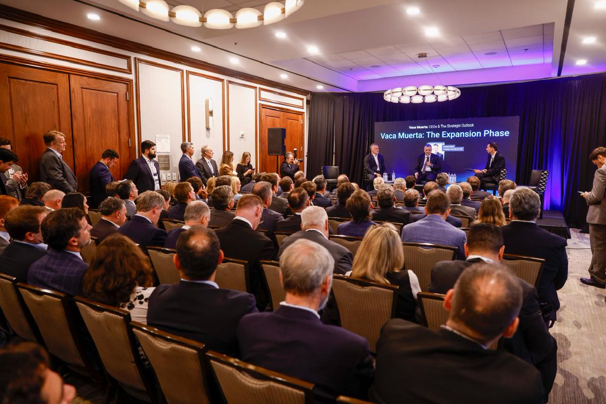 HoracioMarin_ok's tweet photo. LA ENERGÍA ARGENTINA SE PROYECTA AL MUNDO

Estuve en el “Vaca Muerta: CEOs & The Strategic Outlook”, en Houston, junto a autoridades y referentes del sector energético argentino y líderes del sector petrolero de Texas, para seguir posicionando a la formación no convencional como motor de desarrollo.

En un contexto global complejo, nuestro país tiene muchas ventajas: sin conflictos bélicos, con recursos estratégicos y con potencial para consolidarse como un proveedor confiable de energía.

Con el trabajo articulado del Gobierno nacional y las provincias productoras, especialmente Neuquén y Río Negro, el desafío es claro: generar las condiciones que nos permitan estar a la altura de esa oportunidad.

#YPF #EnergíaArgentina #YPFClaseMundial #VacaMuerta