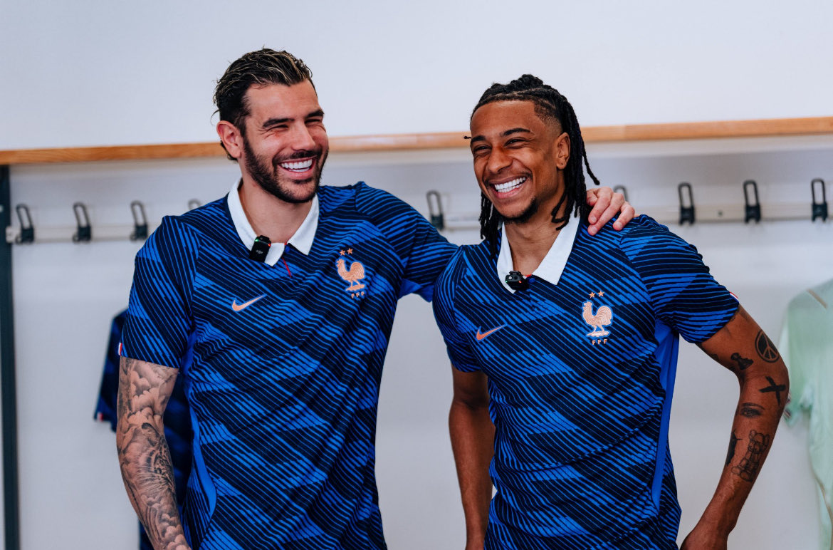 المدرج الأزرق tweet media