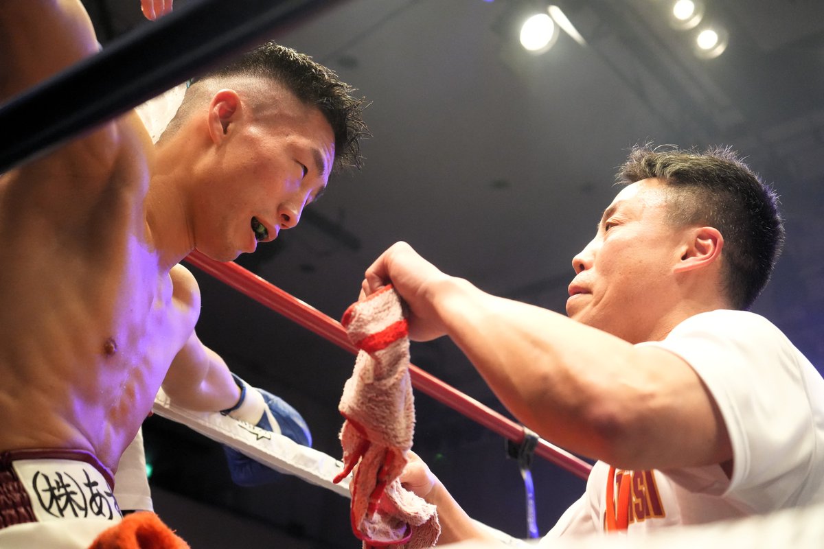 大橋波月と川端龍也会長
普通の選手なら受けない試合だった
だけど大橋は「逃げたくなかった」と言った
川端会長は大橋の一発強打に賭けた
「判定で負けても恥ずかしくない」
「ポイントなんか全部くれてやれ」
5R残り30秒、ピンチの大橋にゲキを飛ばした
「なつ！(我慢してコーナーに)帰って来い！」