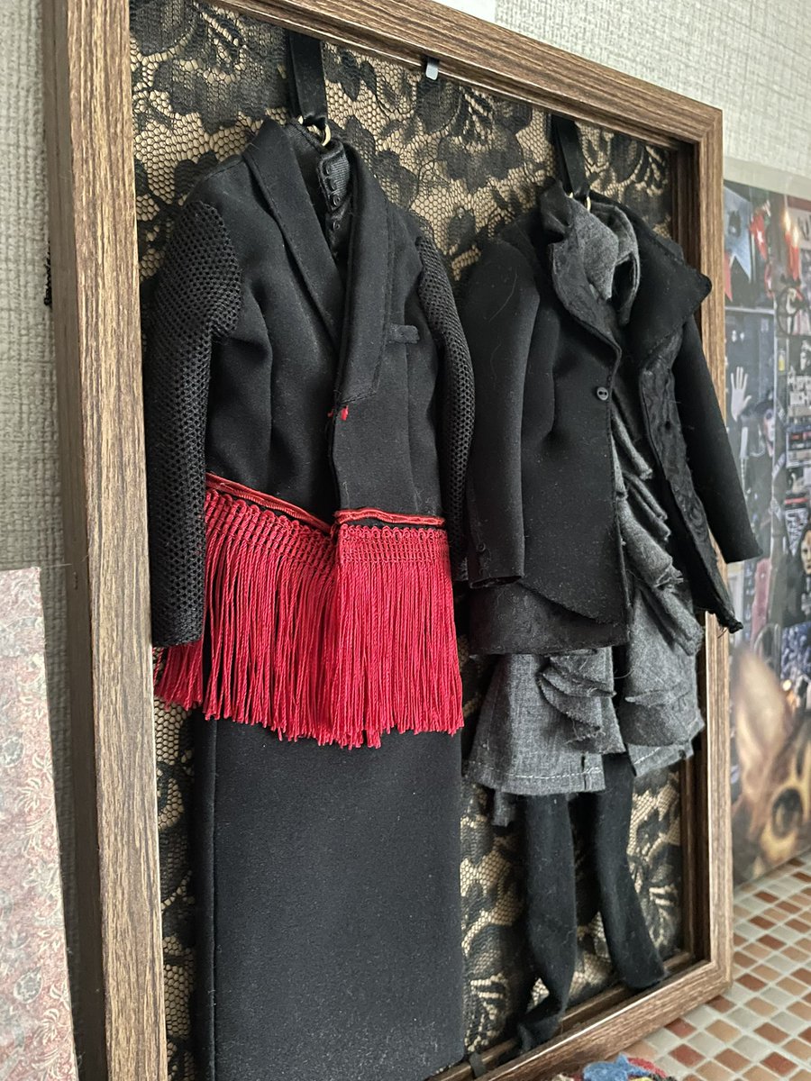 IKEAの奥行のありフレームが大変宜しい！奥行あるからアクリルもつけたままで埃からも守られる。写真二枚目はアクリル無しで油断するとすぐ埃まみれに😓
写真よく撮れなくて..目の前で見ると衣装展みたくてほんとに良いのでおすすめ☺️
(MORTAL、還暦、音人(2021.10月号))