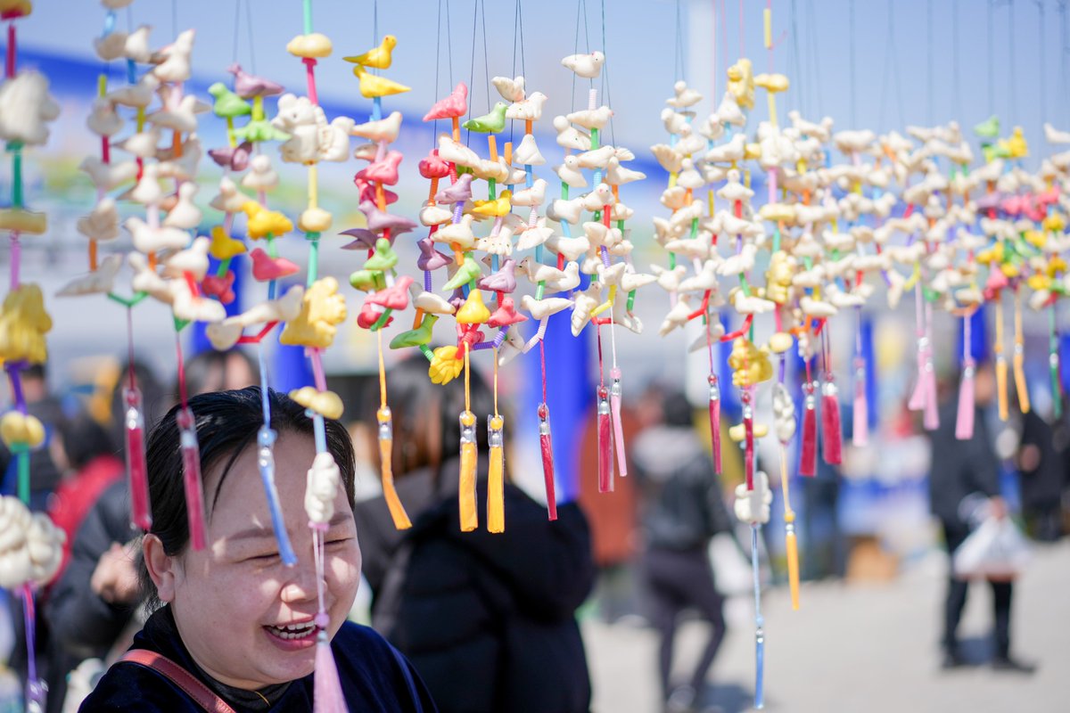 中国内モンゴル自治区フフホト市で最近、黄河の解氷を祝う民俗文化イベントが開かれた。訪れた人々はパフォーマンスの見物や魚料理の試食、地域の風習の体験、市場訪問などさまざまな催しに参加した。