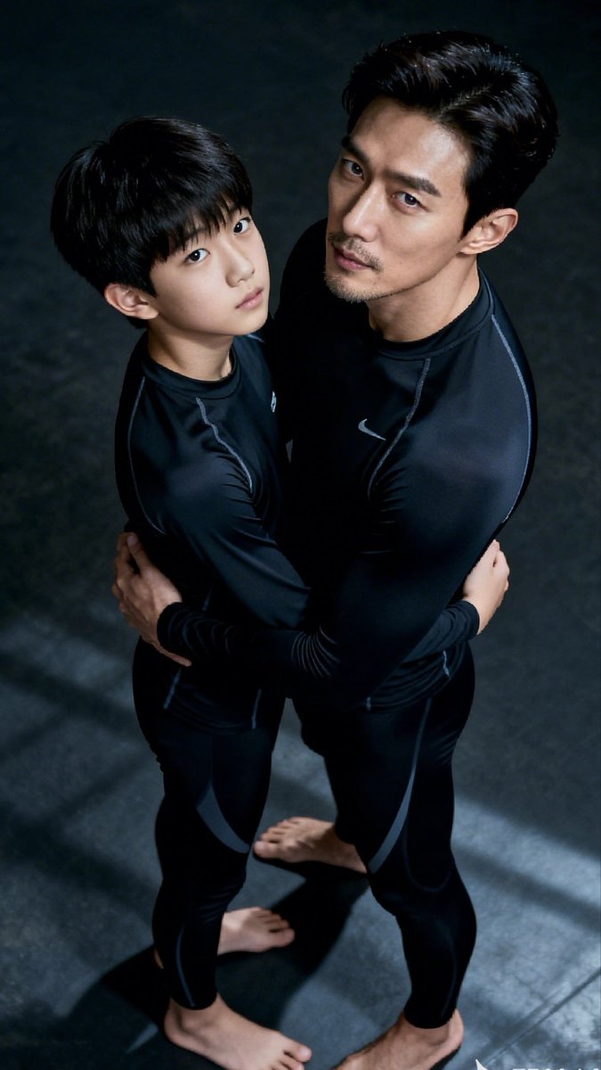 Hugcameo's tweet photo. In less than a year, the man and the boy’s heights underwent a complete reversal—the boy now towers over him, looking down with total dominance. https://t.co/yvrqiT0vPn